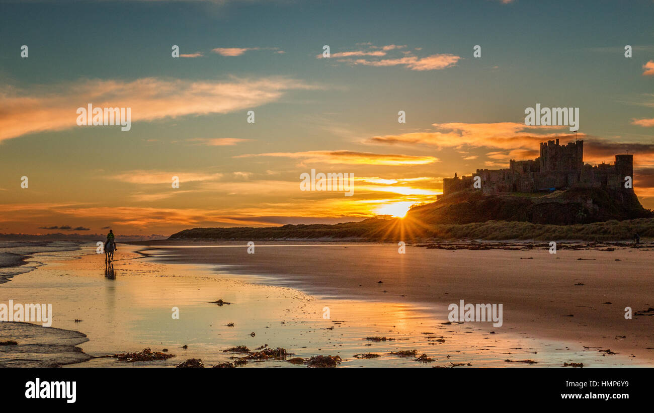 Alba sul castello di Bamburgh, Northumberland Foto Stock