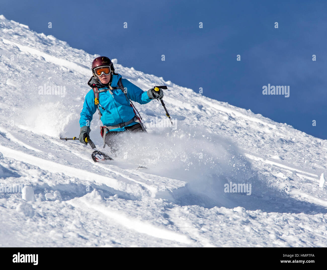 Femmina paese indietro sciatore fresco in polvere; Esplanade gamma; Selkirk le montagne vicino al telecomando Sentry Lodge; British Columbia; Canada Foto Stock