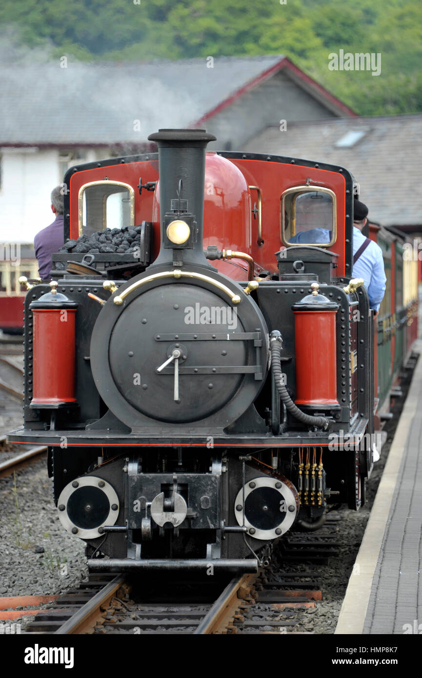Ffestiniog e wesh highland locomotore ferroviario 'David Lloyd George' un doppio fairlie classe motore a Porthmadog harbour station. Foto Stock