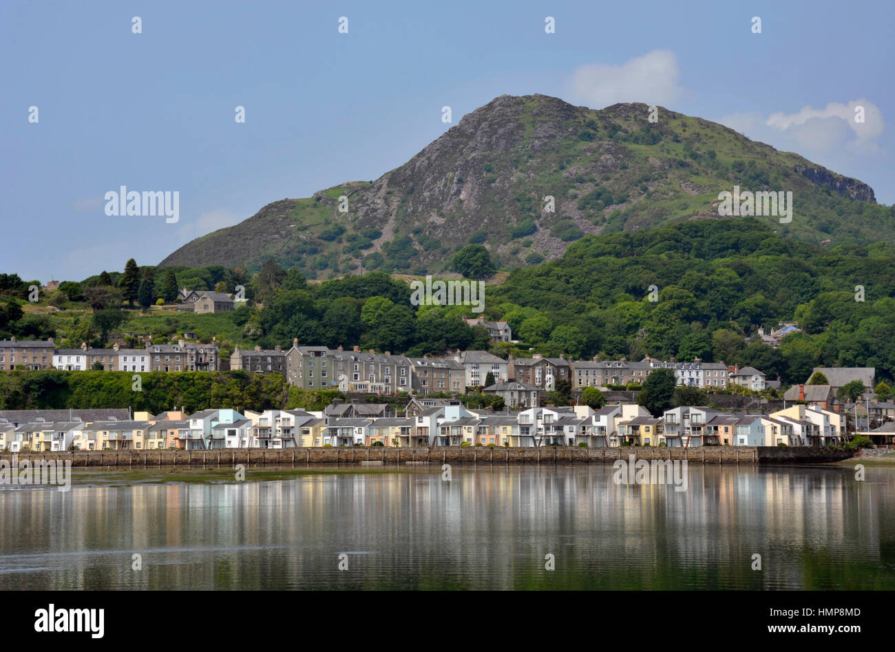 Porthmadog Harbour con vista su case e la collina Moel-Y-Gest oltre in Galles. Regno Unito. Foto Stock