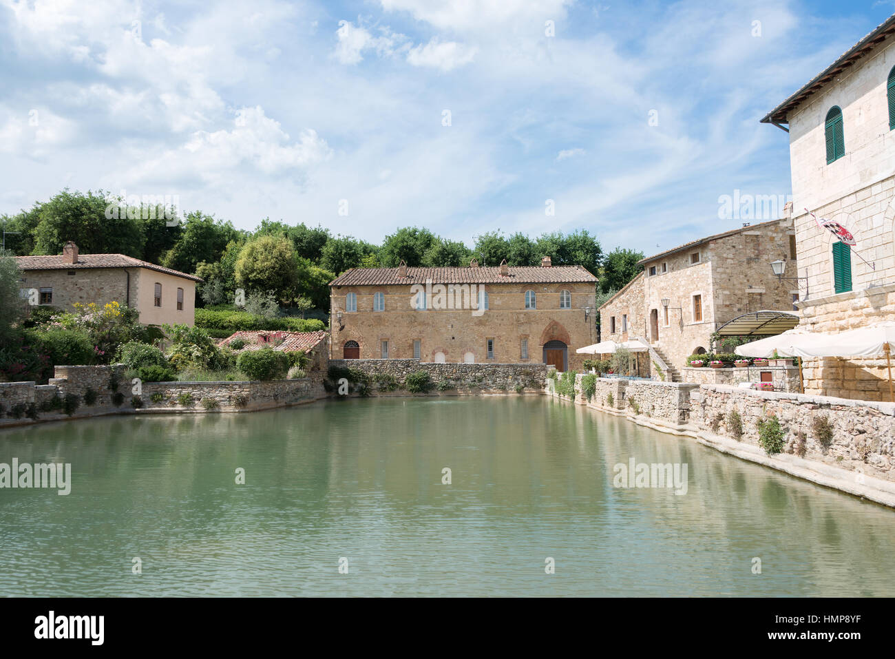 Il bagno termale caldo o antico romano piscina nel centro del villaggio di Bagno Vignoni, una piccola cittadina nella Val d'Orcia in Toscana, Italia. Foto Stock