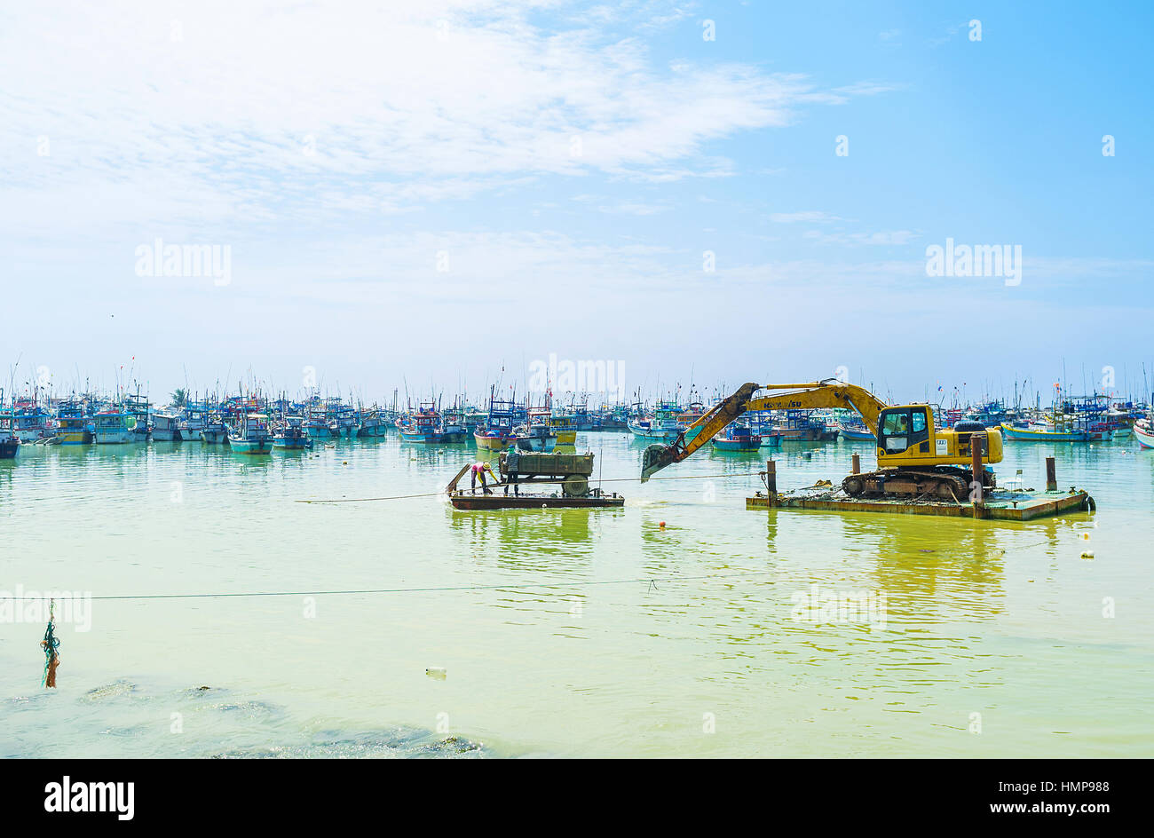 MIRISSA, SRI LANKA - 3 dicembre 2016: l'escavatore anfibio spinge il carico rimorchio con il suo cucchiaio a riva, il 3 dicembre in Mirissa. Foto Stock