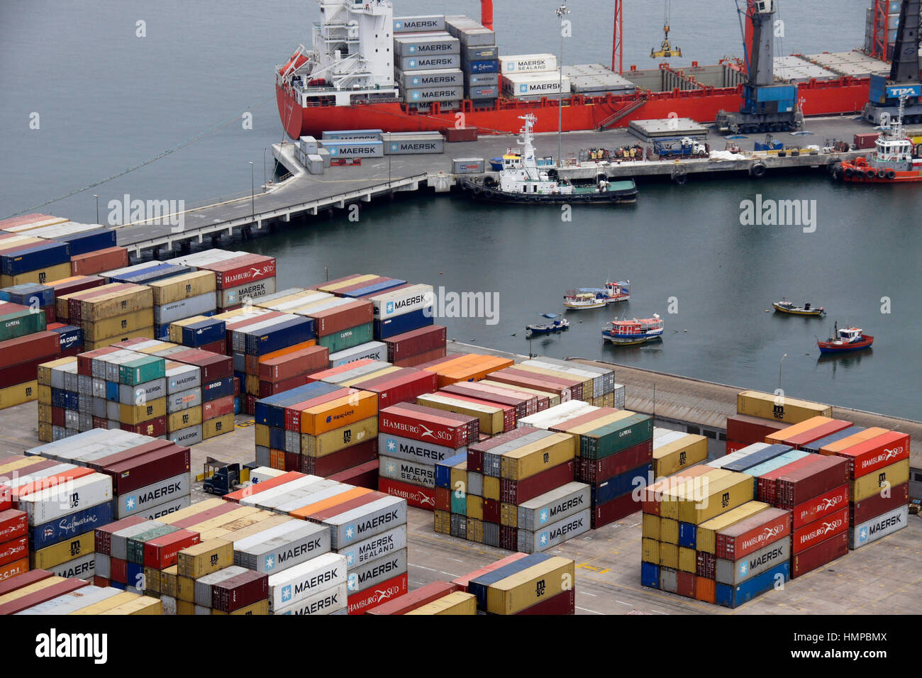 Cargo e contenitori da spedizione al dock, porto di Arica, Cile Foto Stock