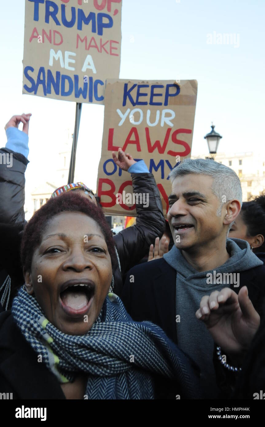 Lo scrittore americano Bonnie Greer, con il 2017 Donna Marzo; contro il presidente statunitense Donald Trump. a Londra in Trafalgar Square. Foto Stock