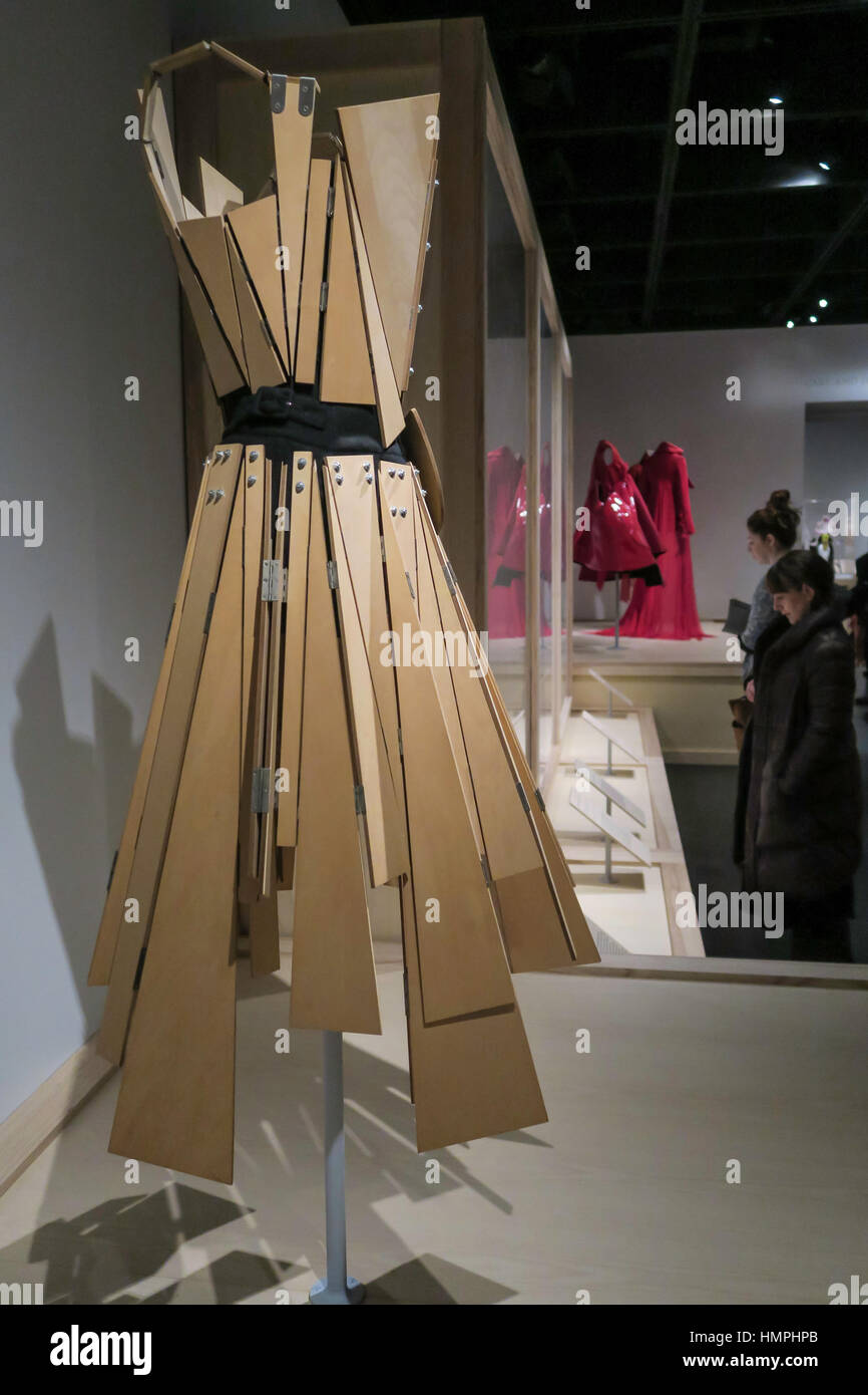 Capolavori: Disimballaggio Fashion mostra al Metropolitan Museum of Art, Costume Institute di New York, Stati Uniti d'America Foto Stock