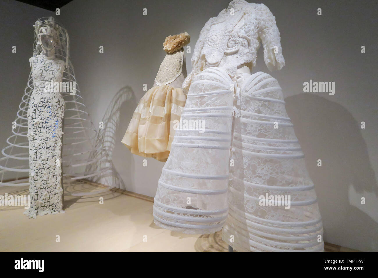 Capolavori: Disimballaggio Fashion mostra al Metropolitan Museum of Art, Costume Institute di New York, Stati Uniti d'America Foto Stock