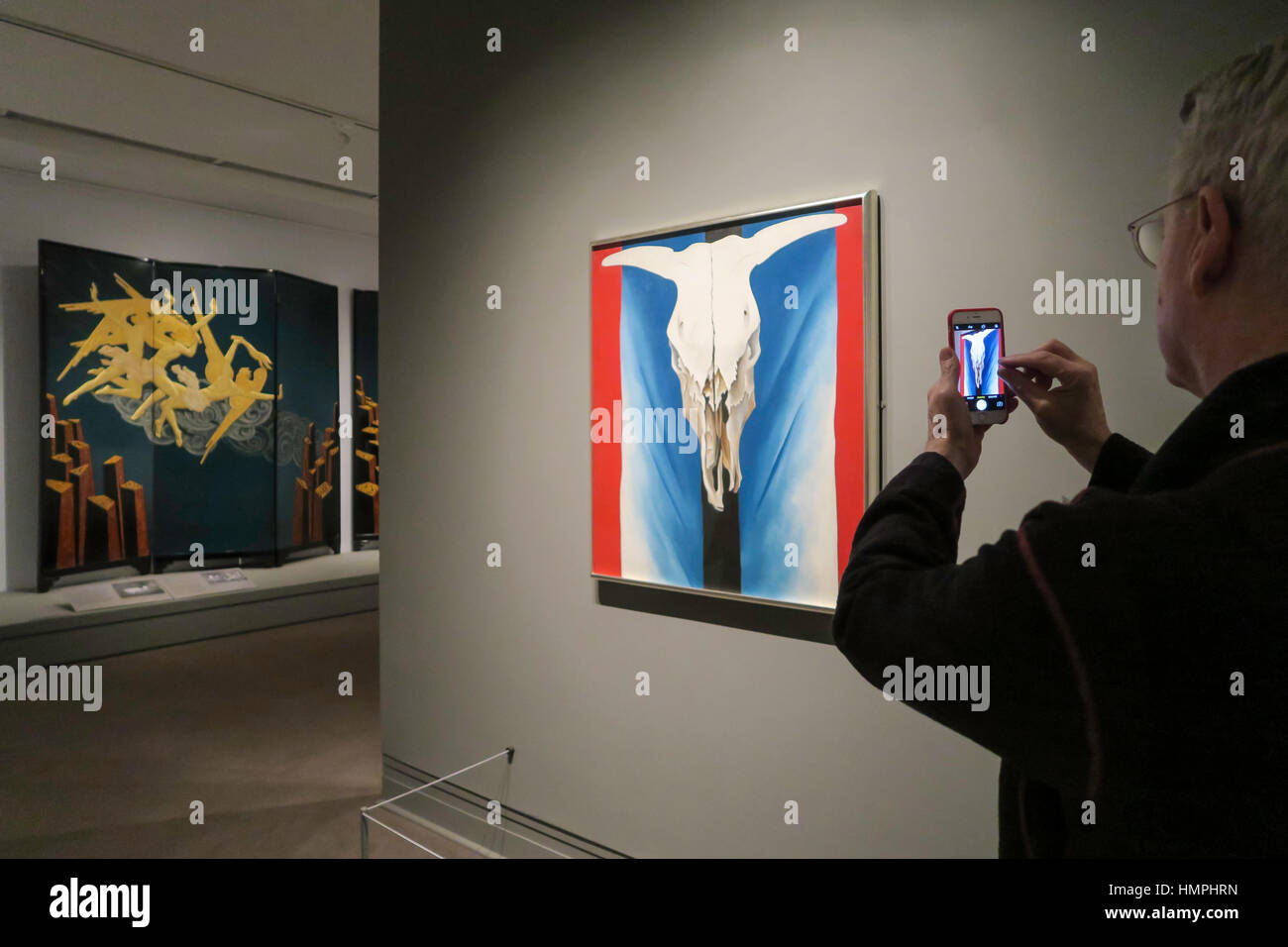 L'uomo maturo fotografa un iconico dipinto di Georgie o'Keeffe, Metropolitan Museum of Art, New York City, USA Foto Stock