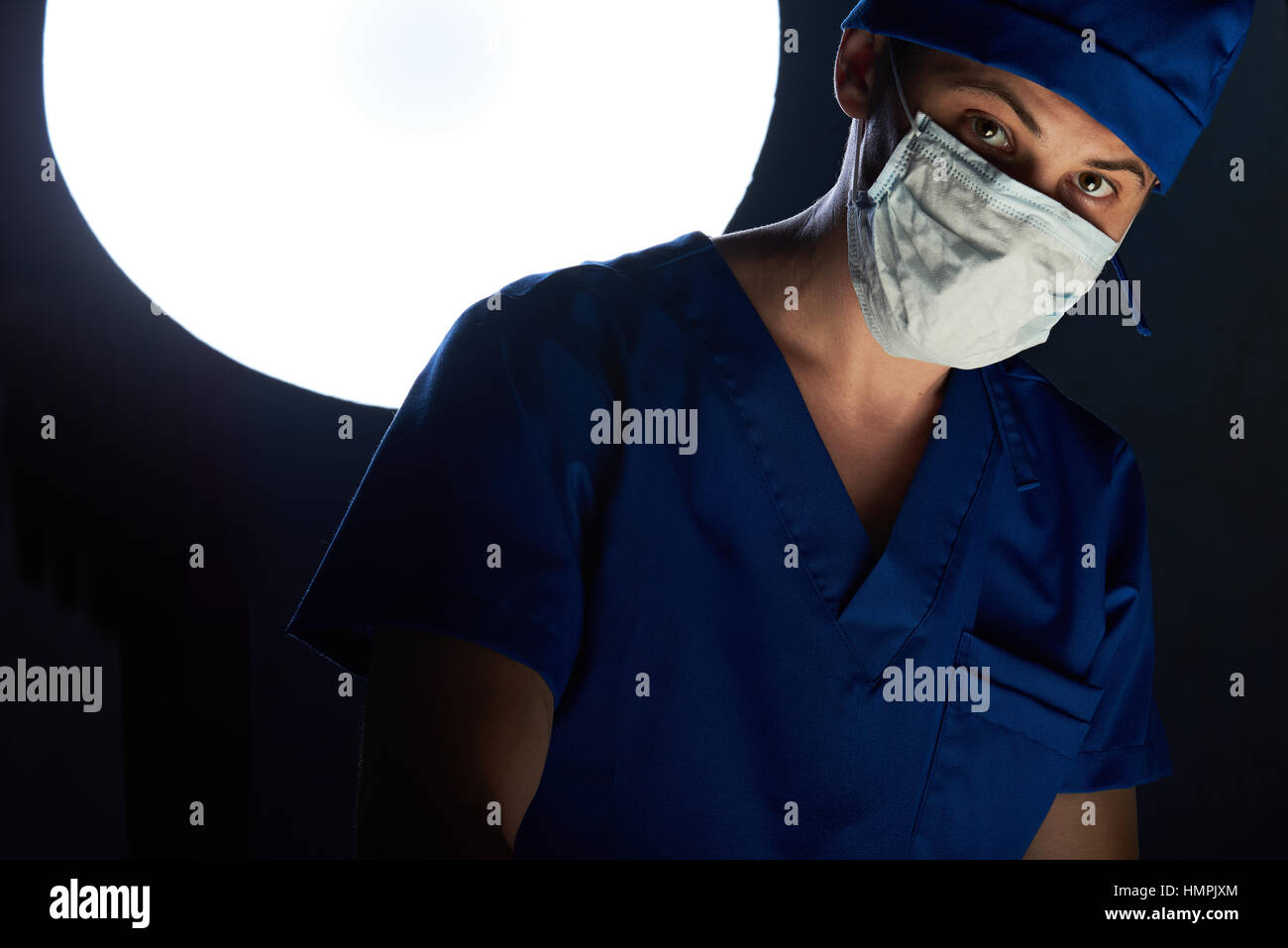 Giovane maschio medico prima surgeory in clinica Foto Stock
