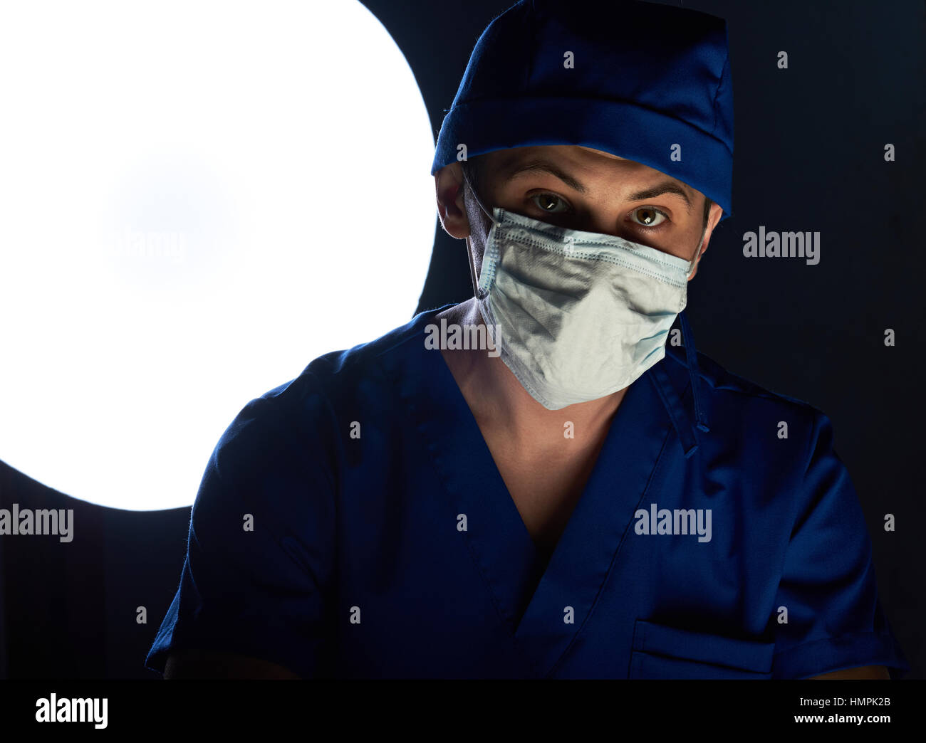 Un uomo medico facendo surgeory in clinica Foto Stock
