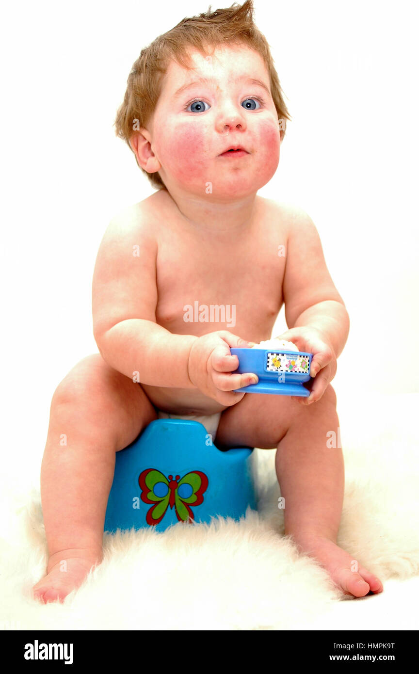 Un anno di età bambino sul vasino Foto Stock