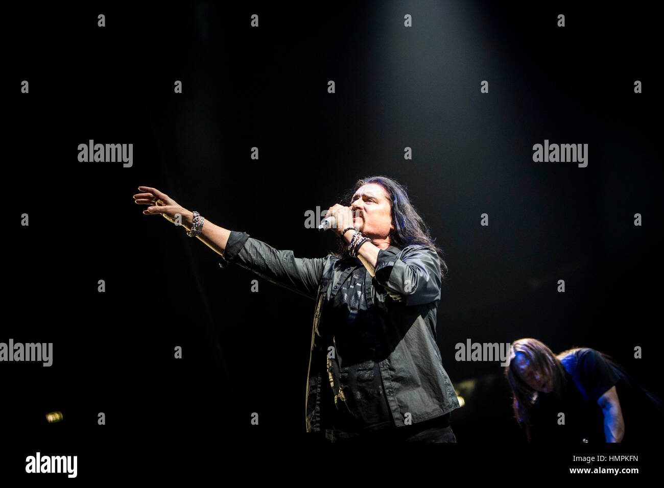 Milano, Italia. 04 feb 2017. James LaBrie della American band progressive metal dei Dream Theater raffigurata sul palco come essi svolgono al Mediolanum Forum di Milano, Italia. Credito: Roberto Finizio/Pacific Press/Alamy Live News Foto Stock