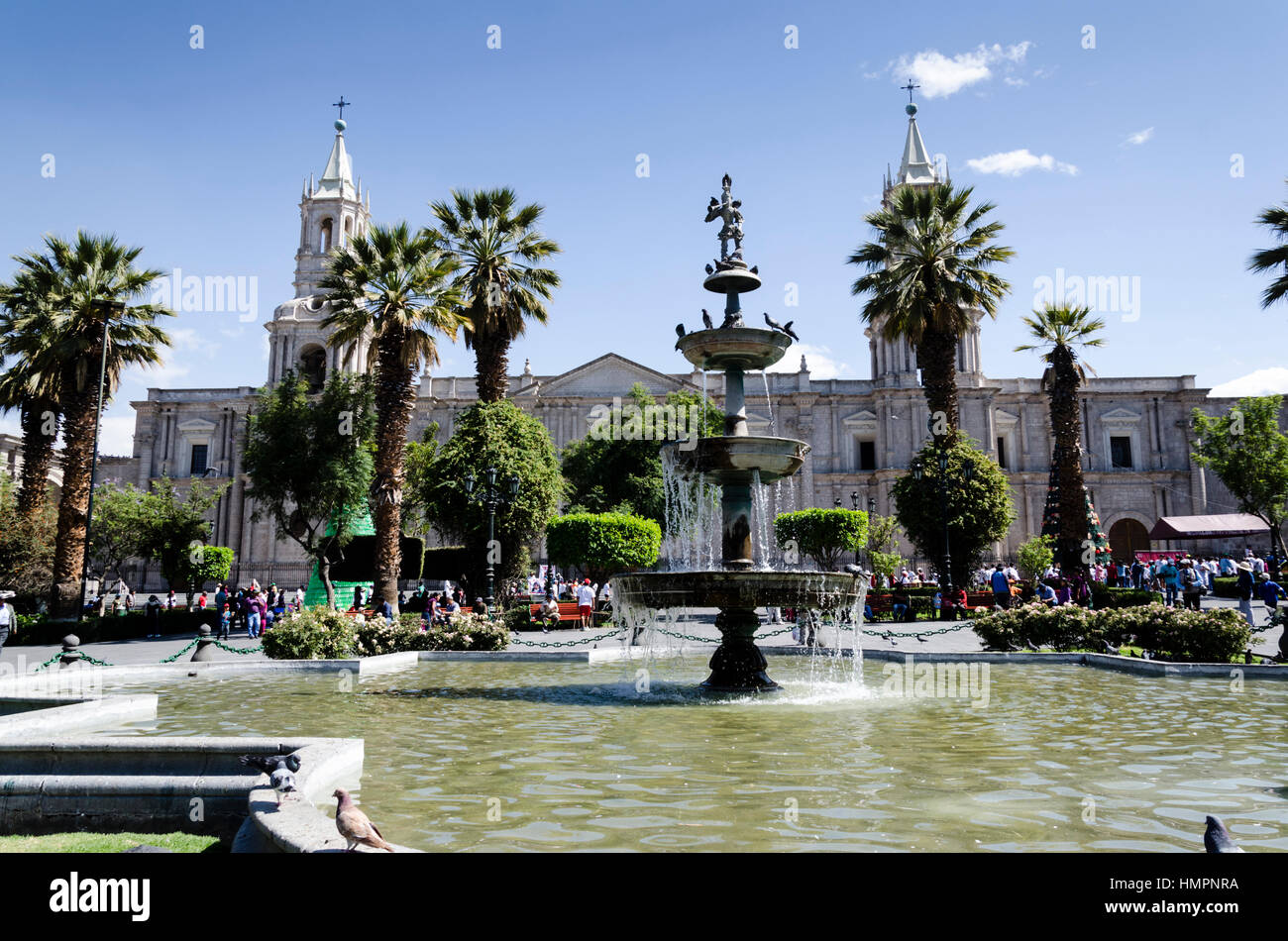 Vista de la Plaza de Armas de Arequipa. En primer plano la pileta, detrás está la fachada de la Catedral. Foto Stock