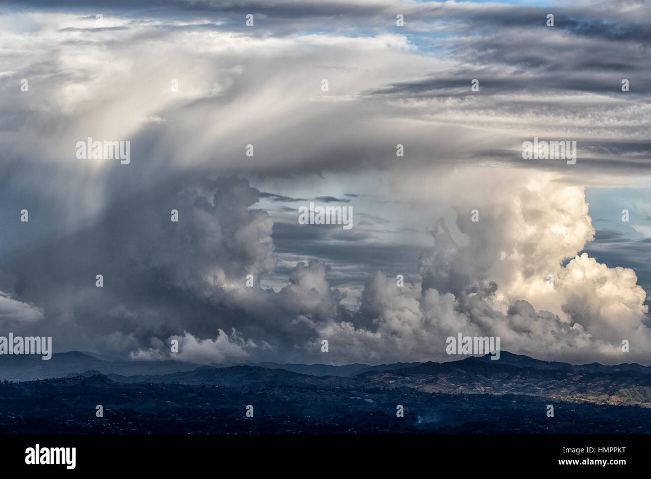 Pesanti formazioni cloud sunset valley Medellin Colombia Sud America Foto Stock