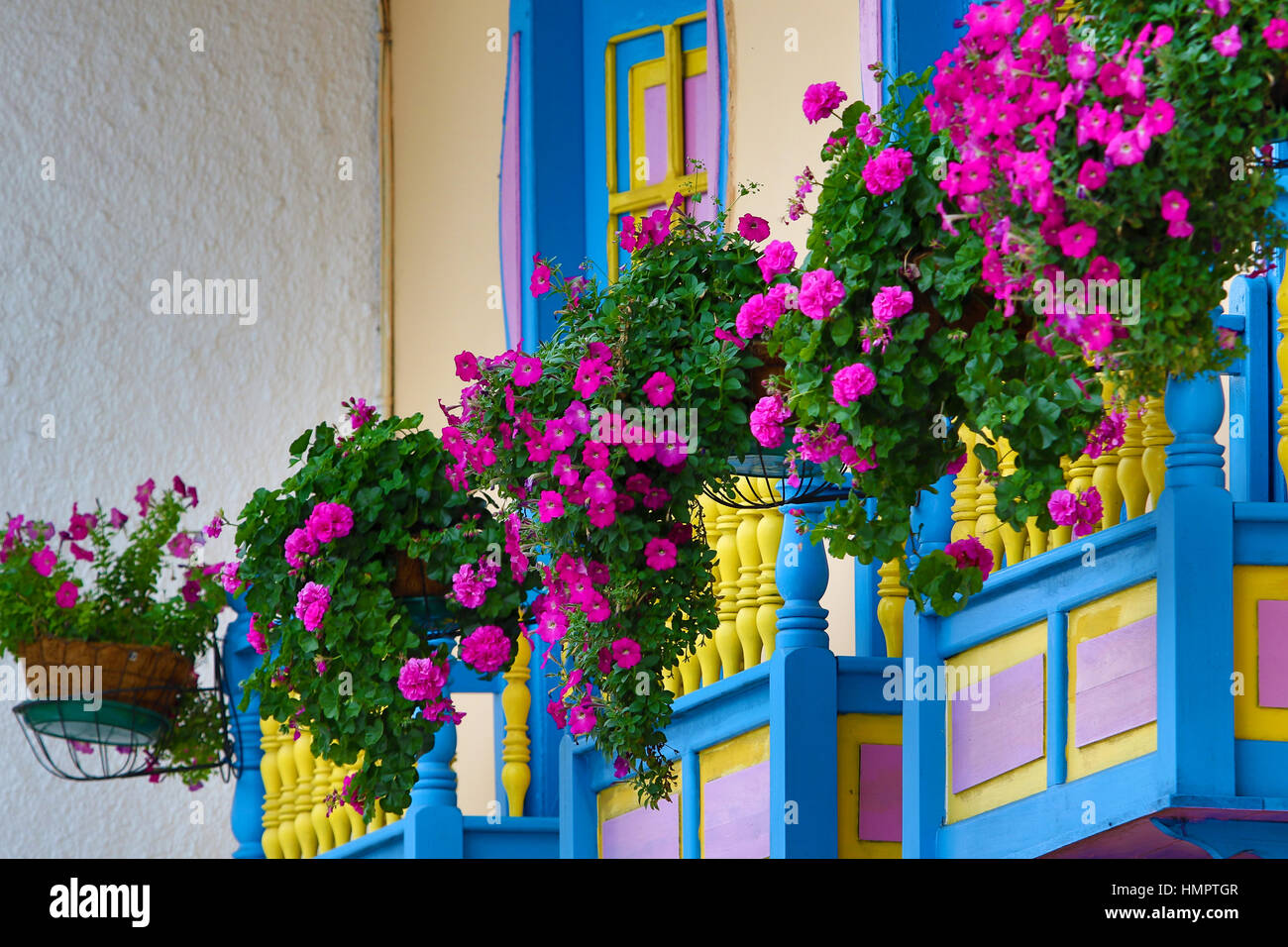 Colonial balcone decorato con fiori in Filandia Colombia Foto Stock