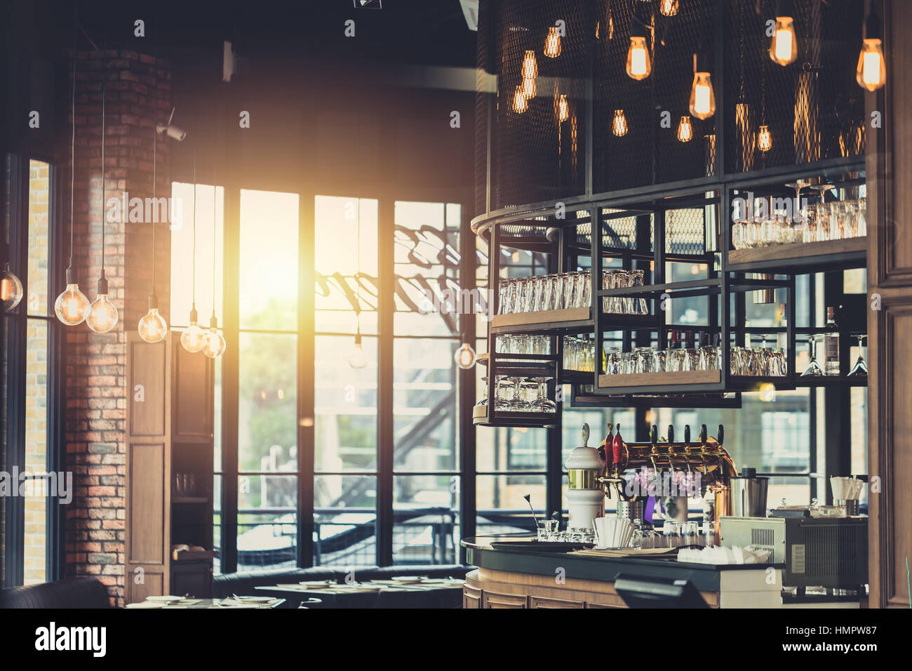 Moderno stile loft ristorante con decor di appendere la lampadina luce di pub e bar. Foto Stock