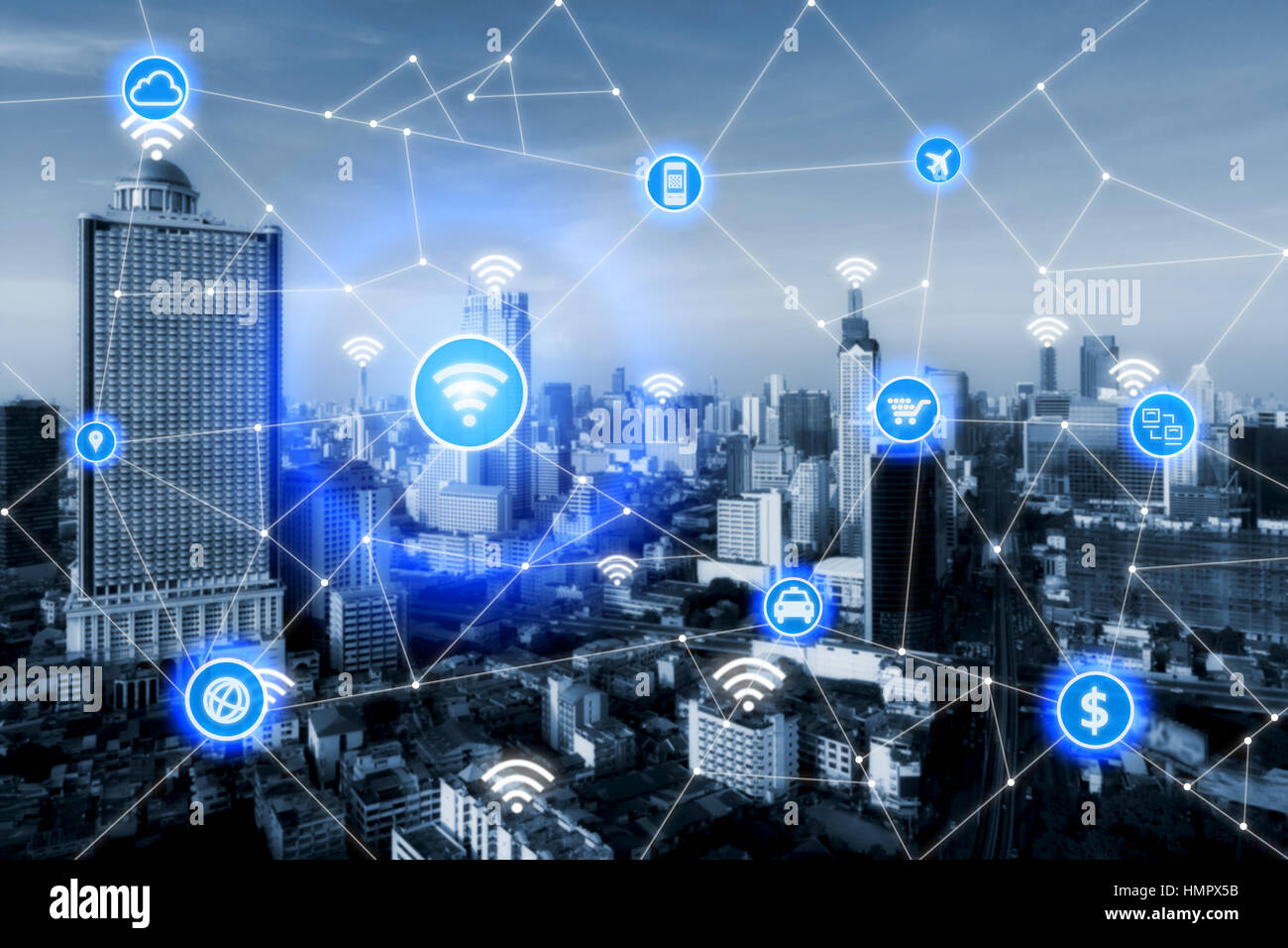 Smart City e la rete di comunicazione wireless, il quartiere degli affari con edificio per uffici, immagine astratta visual, internet del concetto di cose Foto Stock