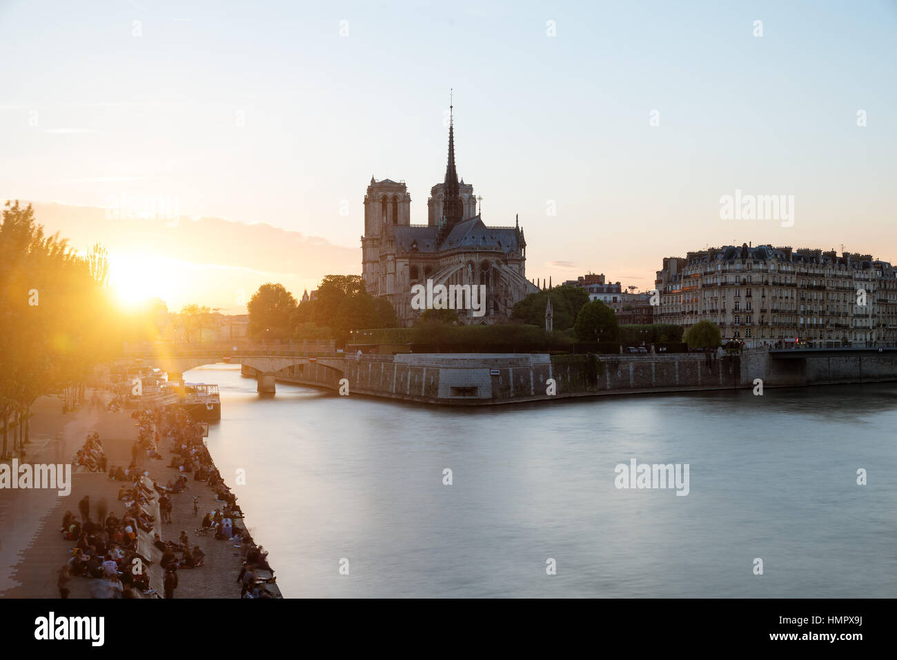 Cattedrale di Notre Dame de Paris con Senna al tramonto. Parigi, Francia. Foto Stock
