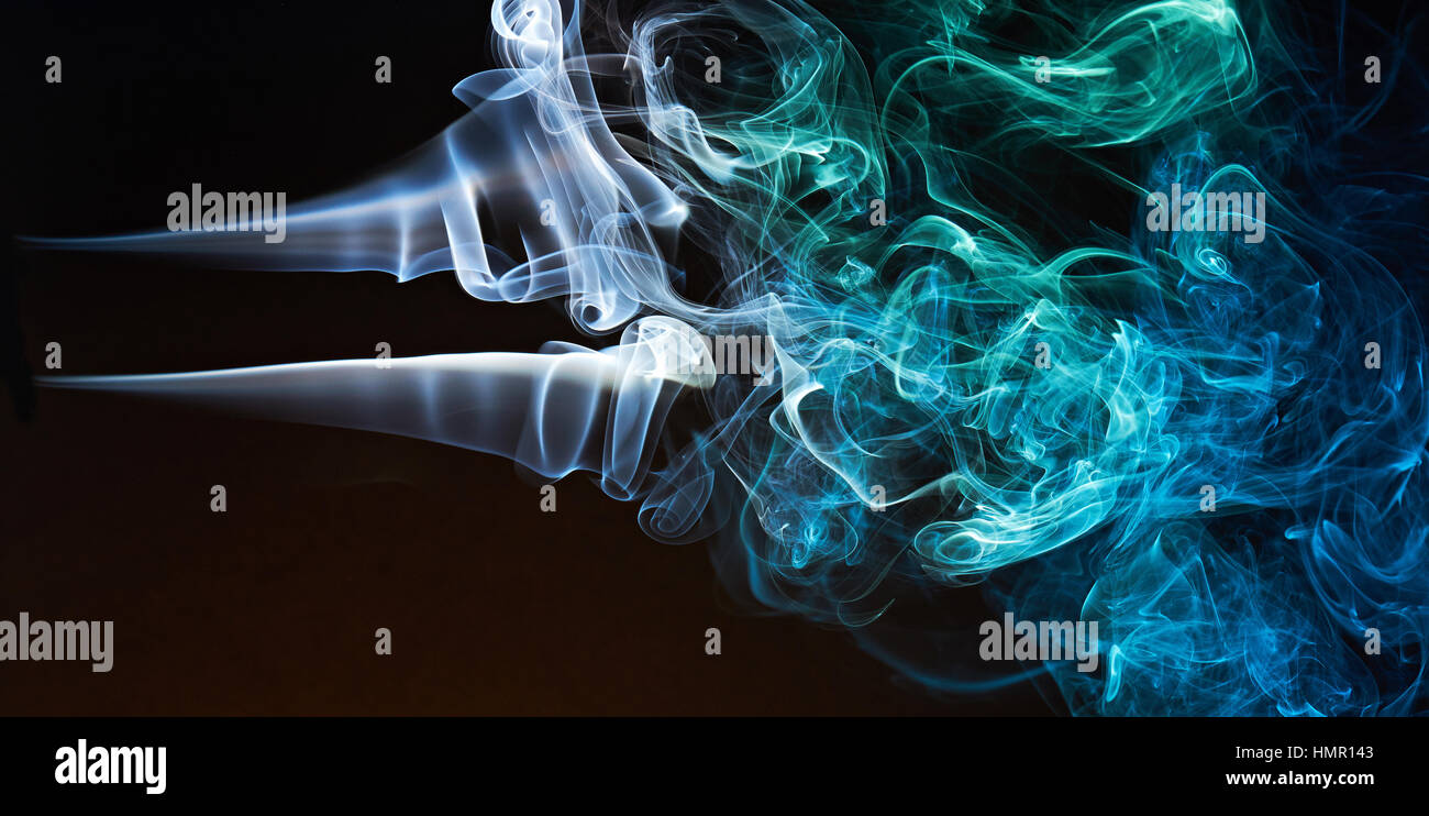 Lungo il fumo colorato curve blu isolato Foto Stock