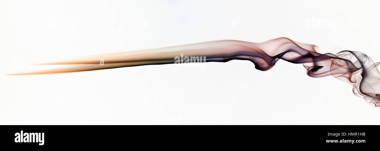 Fumo colorato righe isolate su sfondo bianco Foto Stock