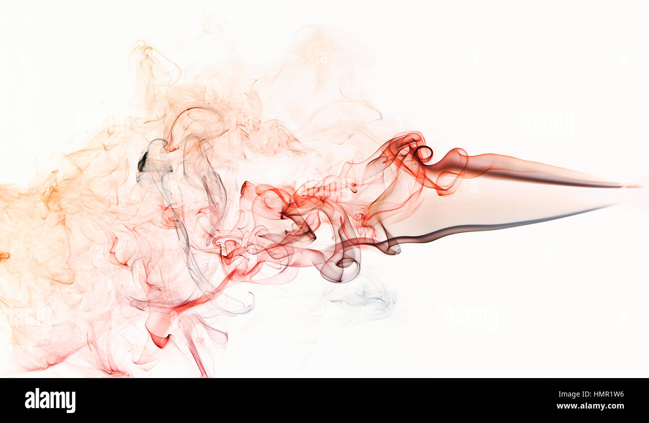 Fumo colorato swirles isolati su sfondo bianco Foto Stock