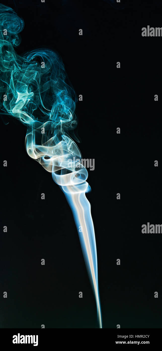 Blu Arancione Verde curve di fumo su sfondo nero Foto Stock