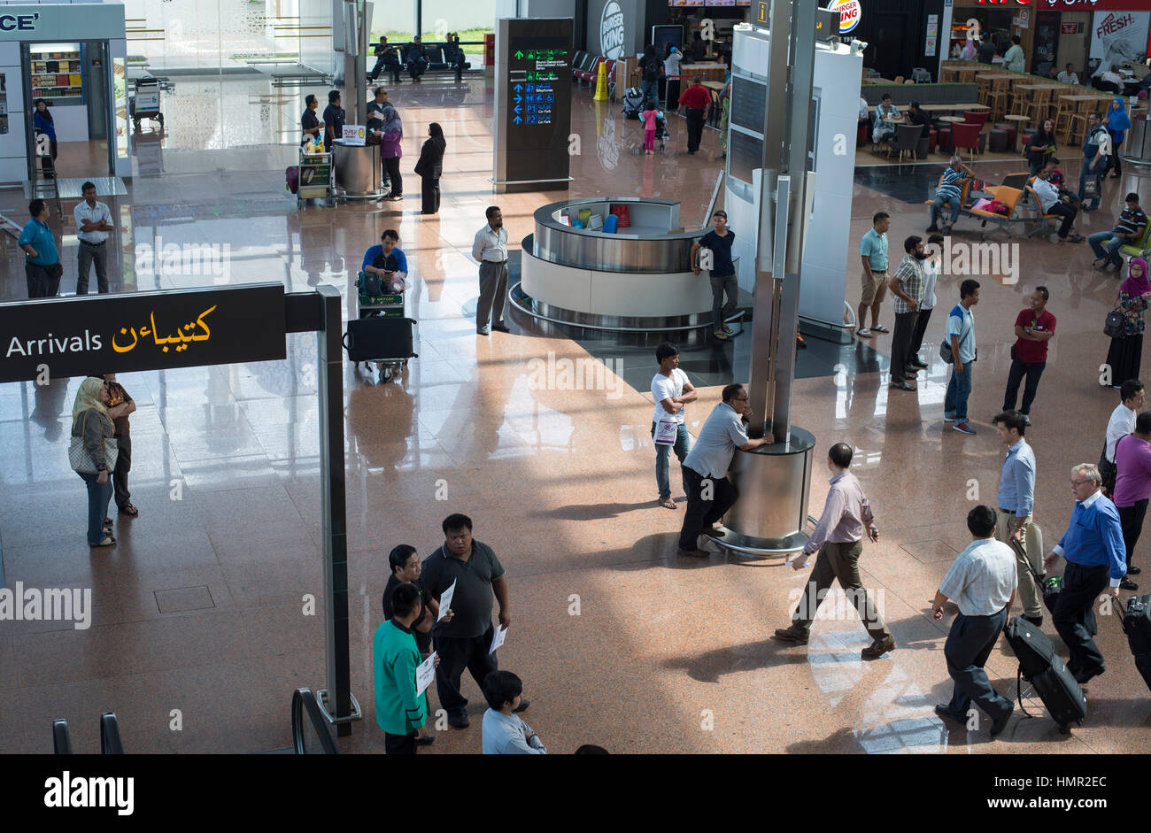 La gente del posto e altre persone aspettano amici, familiari e passeggeri in arrivo nella sala degli arrivi dell'aeroporto internazionale di Bandar a Darussalam, Brunei. © Time-Snap Foto Stock