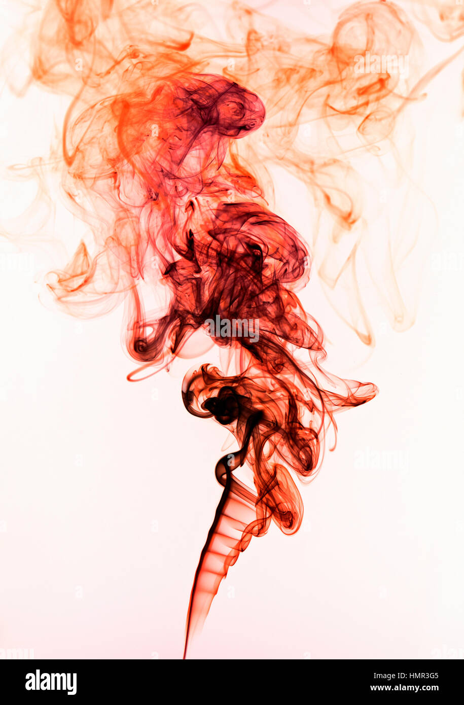 Abstract fumo rosso isolato su sfondo bianco Foto Stock