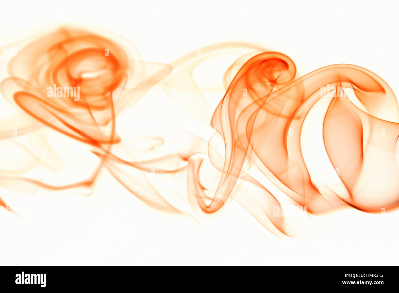 Fumo arancione swirl isolati su sfondo bianco Foto Stock