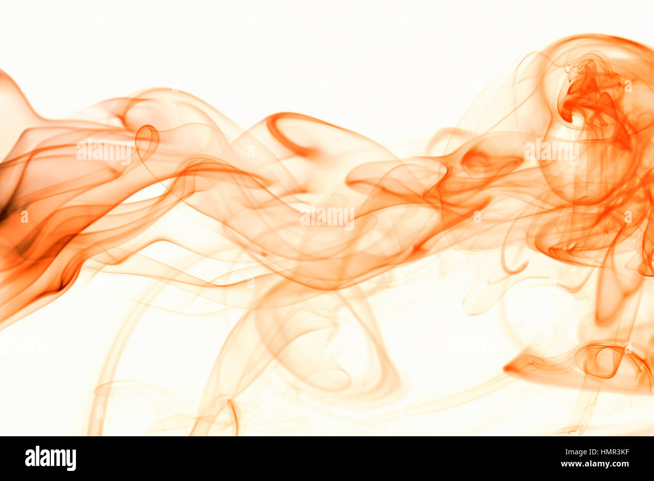 Rosso curve di fumo isolati su sfondo bianco Foto Stock