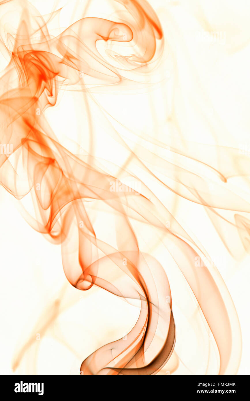 Abstract fumo rosso isolato su sfondo bianco Foto Stock