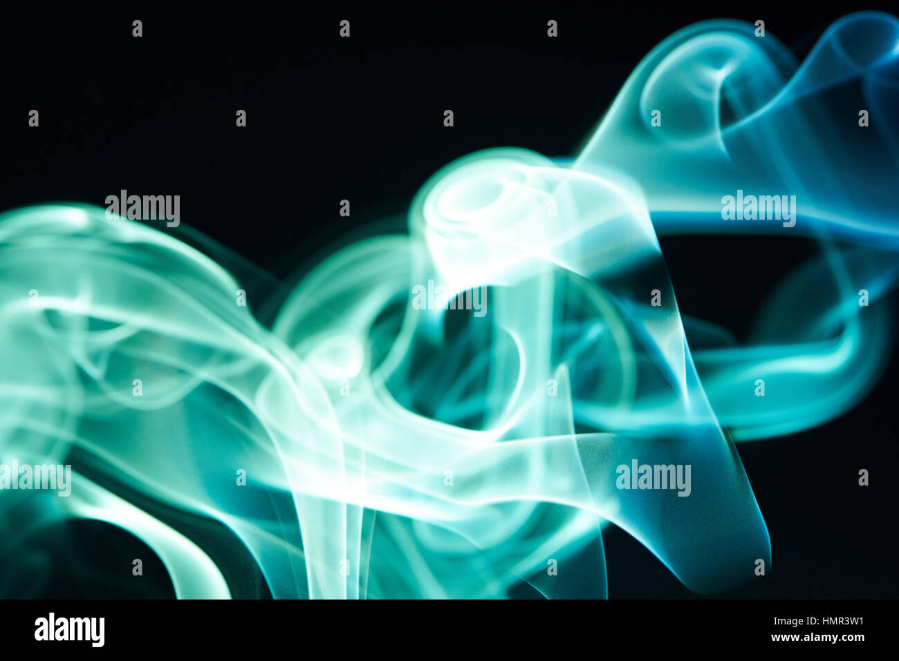 Verde curve astratto isolato su sfondo nero Foto Stock