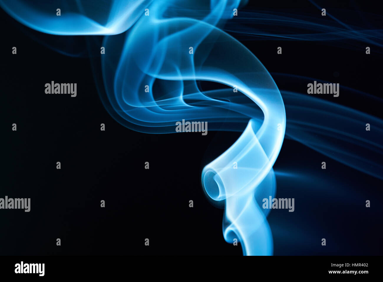 Soft fumo blu curve isolate su sfondo nero Foto Stock