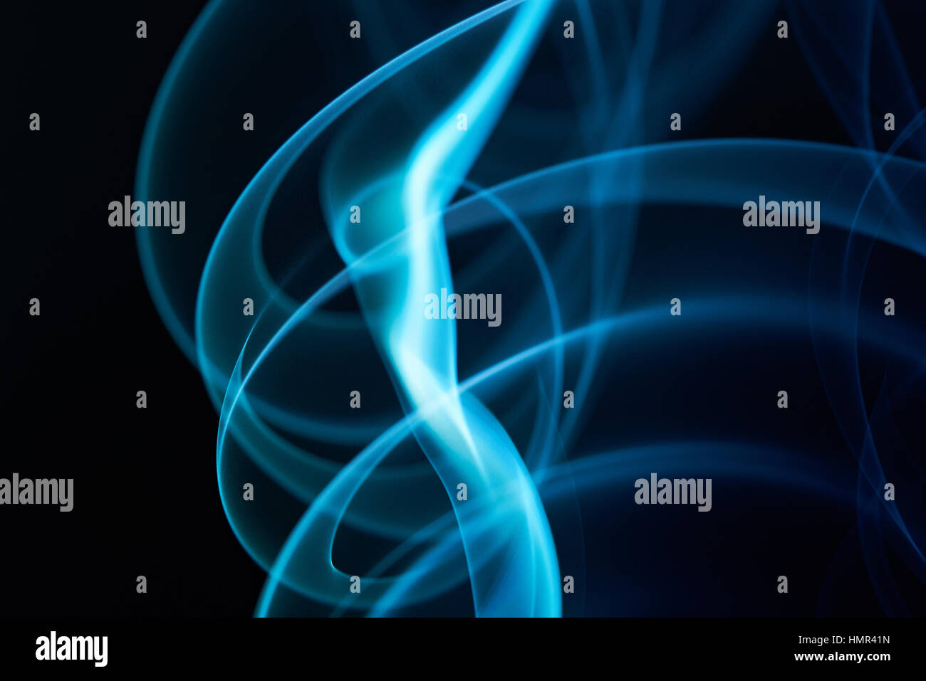 Close up di fumo blu isolato su sfondo nero Foto Stock