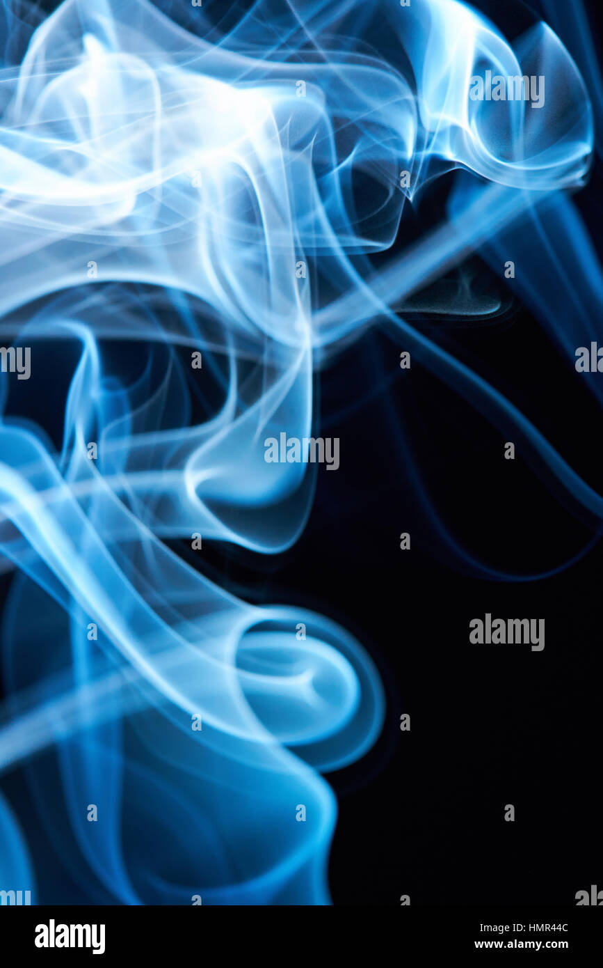 Mistica nebbia blu isolato su sfondo nero Foto Stock