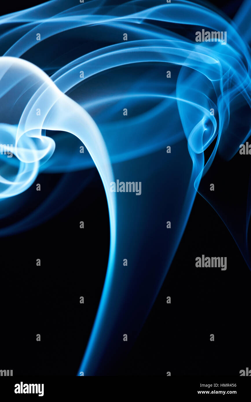 Curly fumo onda blu isolato su sfondo nero Foto Stock