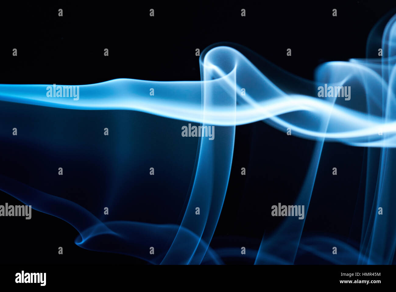 Close up di fumo blu wave isolato su nero Foto Stock