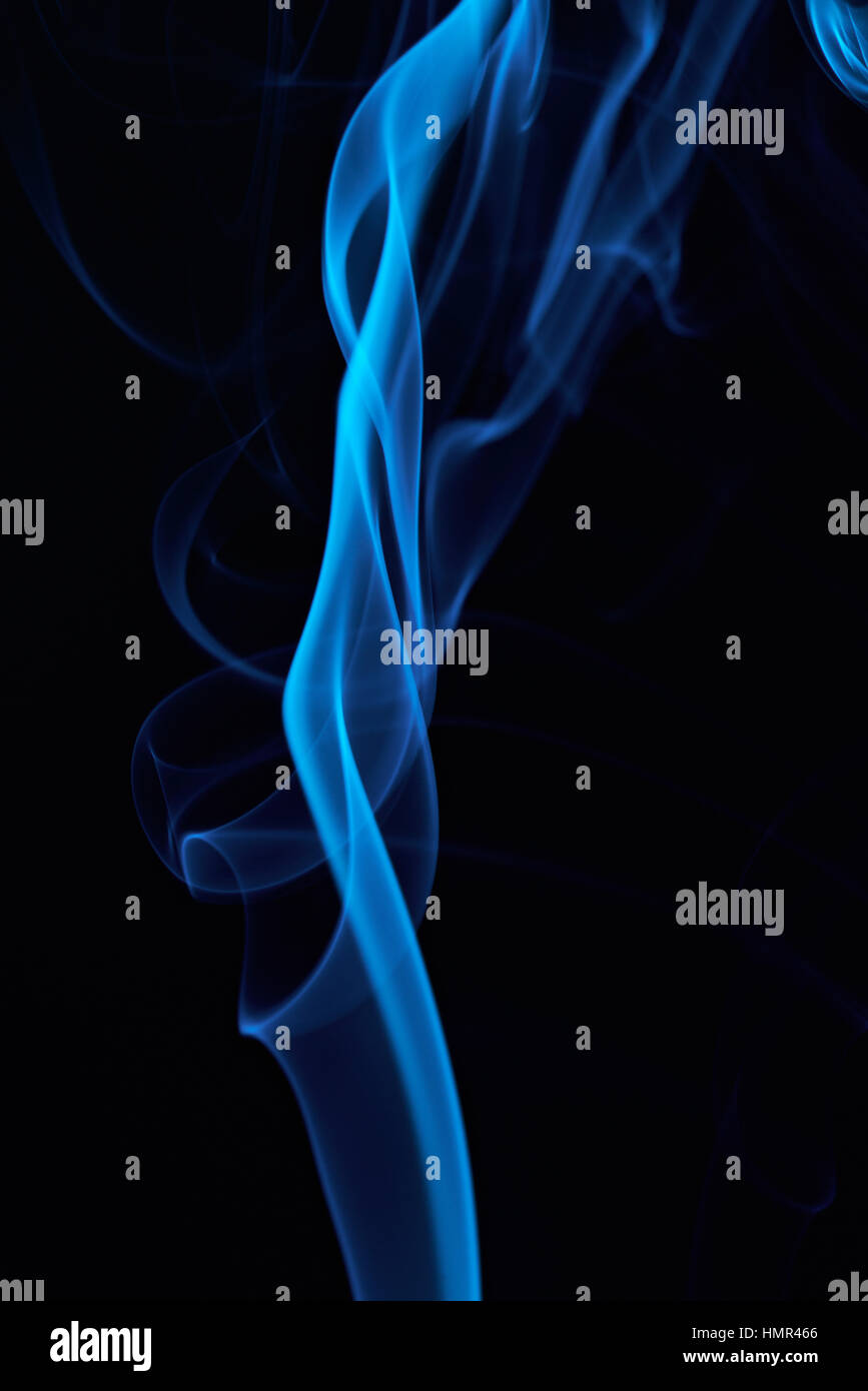 Abstract fumo blu curva isolata su sfondo nero Foto Stock