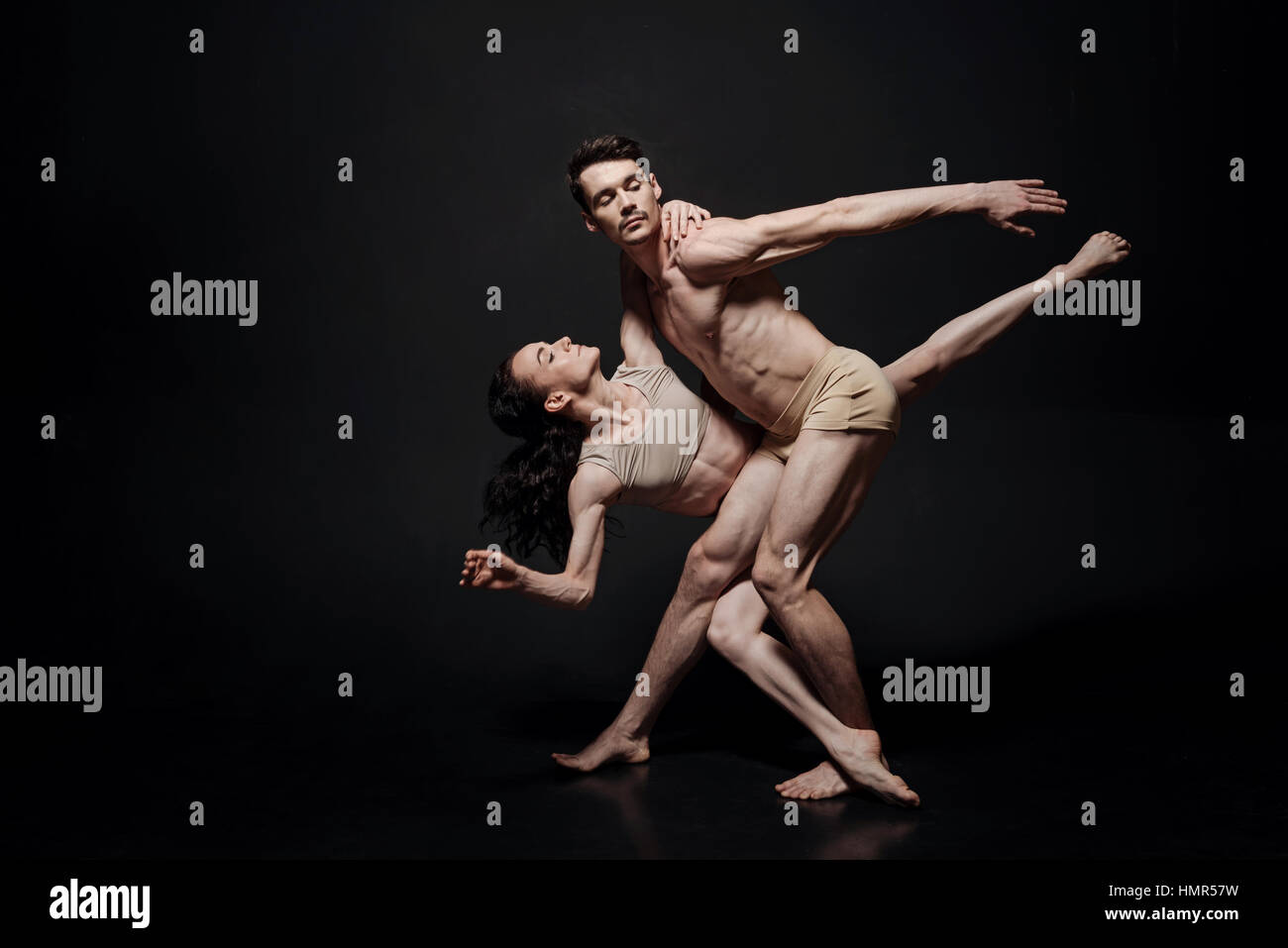 I giovani coinvolti ballerini eseguono in studio Foto Stock