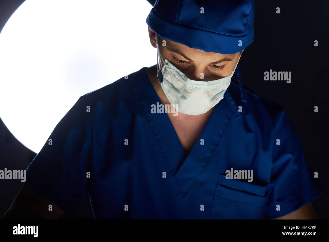 Medico maschio facendo il funzionamento in ospedale Foto Stock