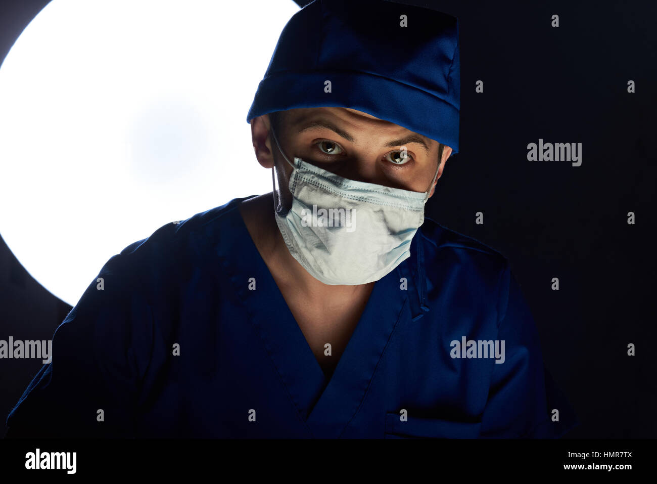 Close up giovane medico in sala operatoria Foto Stock
