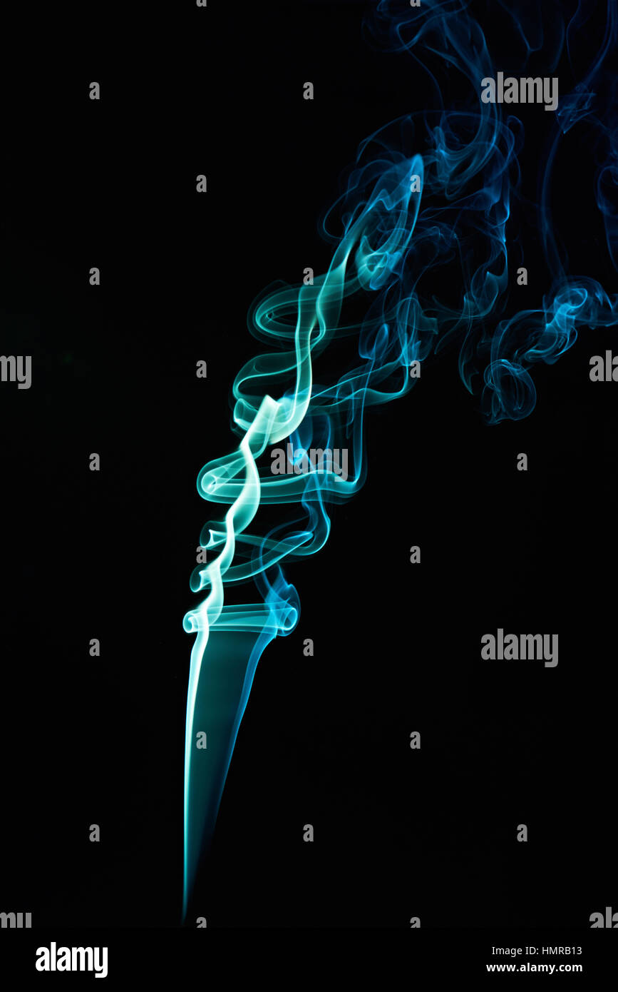 Liscia colore fumo isolato di curva su nero Foto Stock