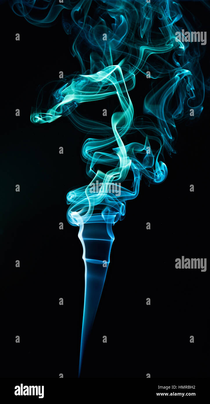 Il blu e il verde delle onde di fumo isolati su sfondo nero Foto Stock