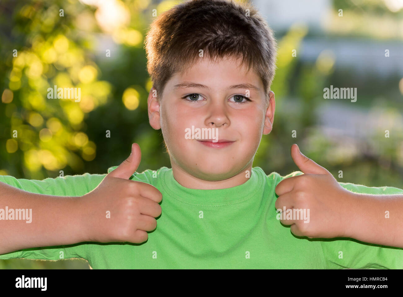 Ragazzo mostra gesto che è tutto bene Foto Stock