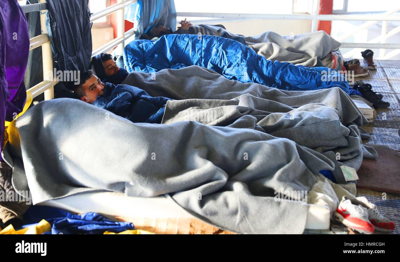 È sotto embargo per 0001 Lunedì 6 Febbraio i rifugiati occupano un dismessi piscina sull'isola greca di Lesbo, dove un espatriato britannico combattendo per salvare vite sulla linea del fronte della crisi dei rifugiati in Grecia ha avvertito che il problema è ben lungi da oltre. Foto Stock