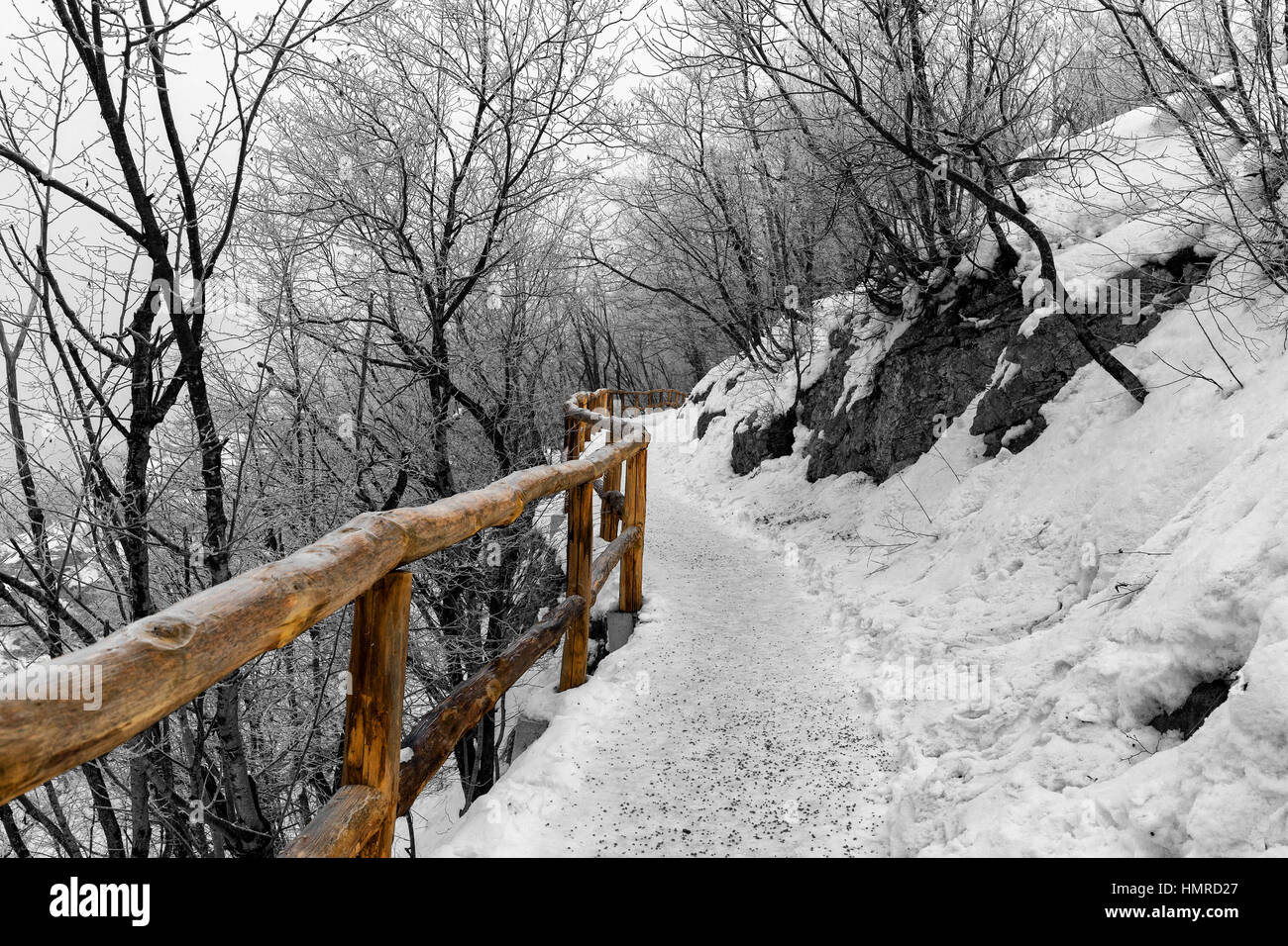 Percorso invernale coperto di neve attraverso il lago di Plitvice, Croazia Foto Stock