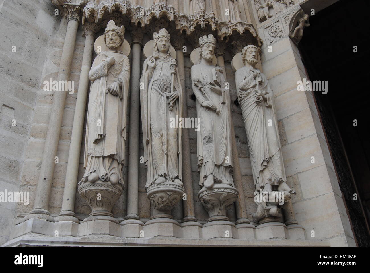 Statua gruppo presso la cattedrale di Notre Dame Foto Stock