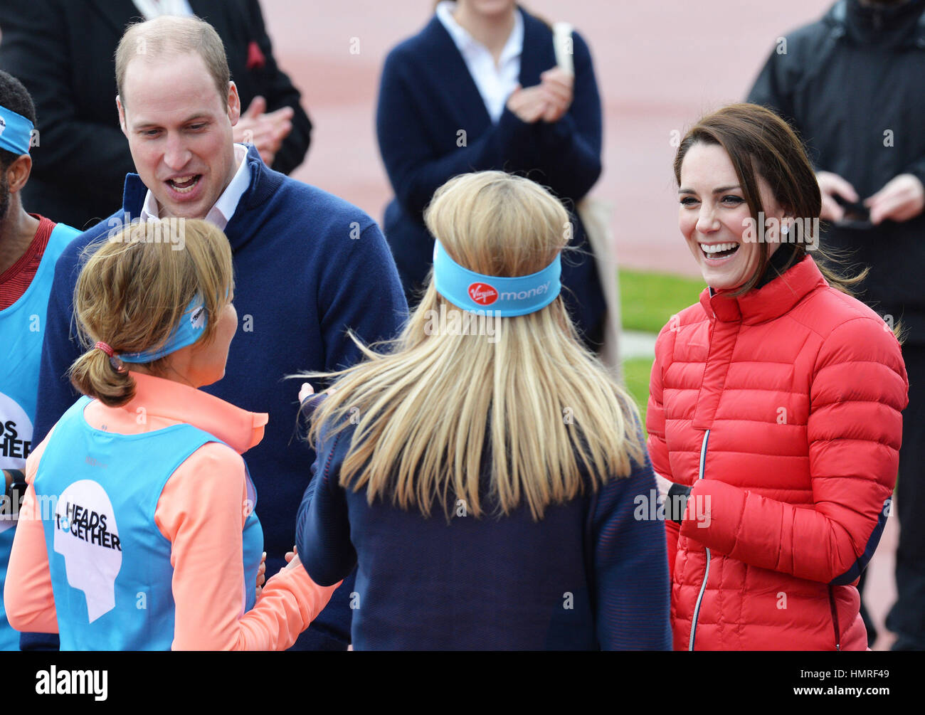 Il Duca e la Duchessa di Cambridge ridere come parlano di Paula Radcliffe (centro) e altri runner presso la Queen Elizabeth Olympic Park nella zona est di Londra, come essi hanno aderito corridori che prenderanno parte alla Maratona di Londra per la loro salute mentale campagna teste insieme. Foto Stock