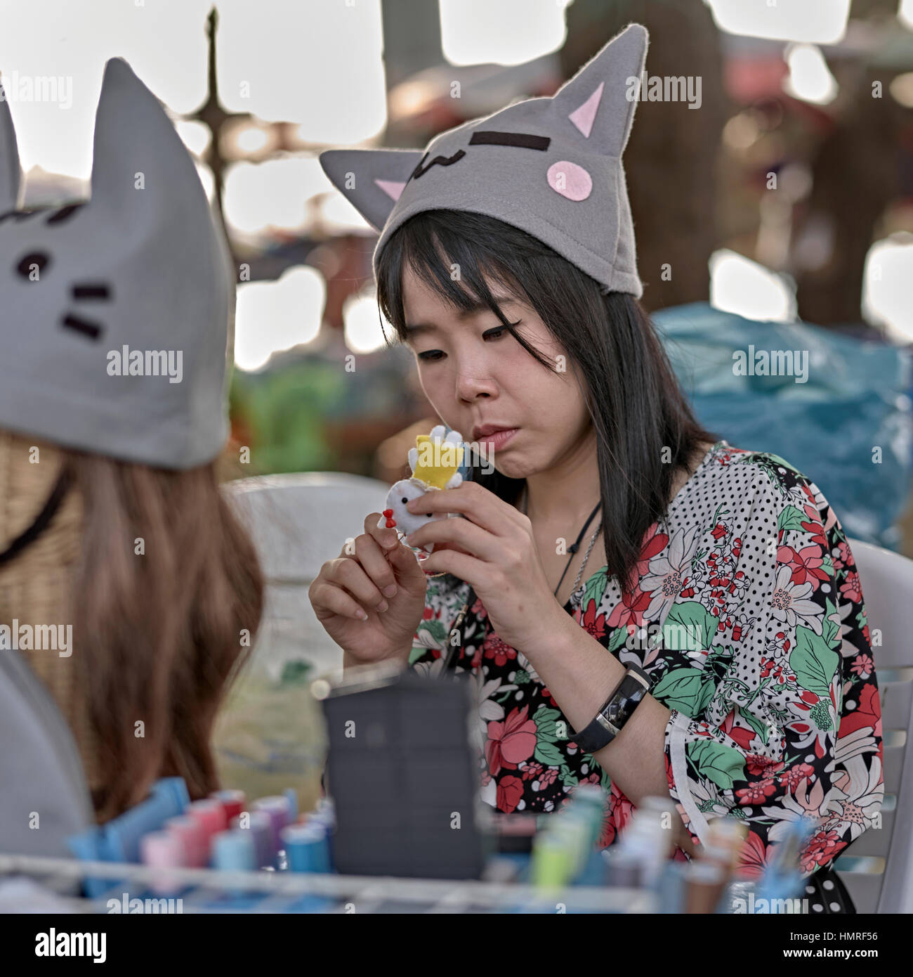 Craftswoman creando una bambola di lana in vendita sulla sua stalla. Pattaya Art Festival Thailandia S. E. Asia Foto Stock