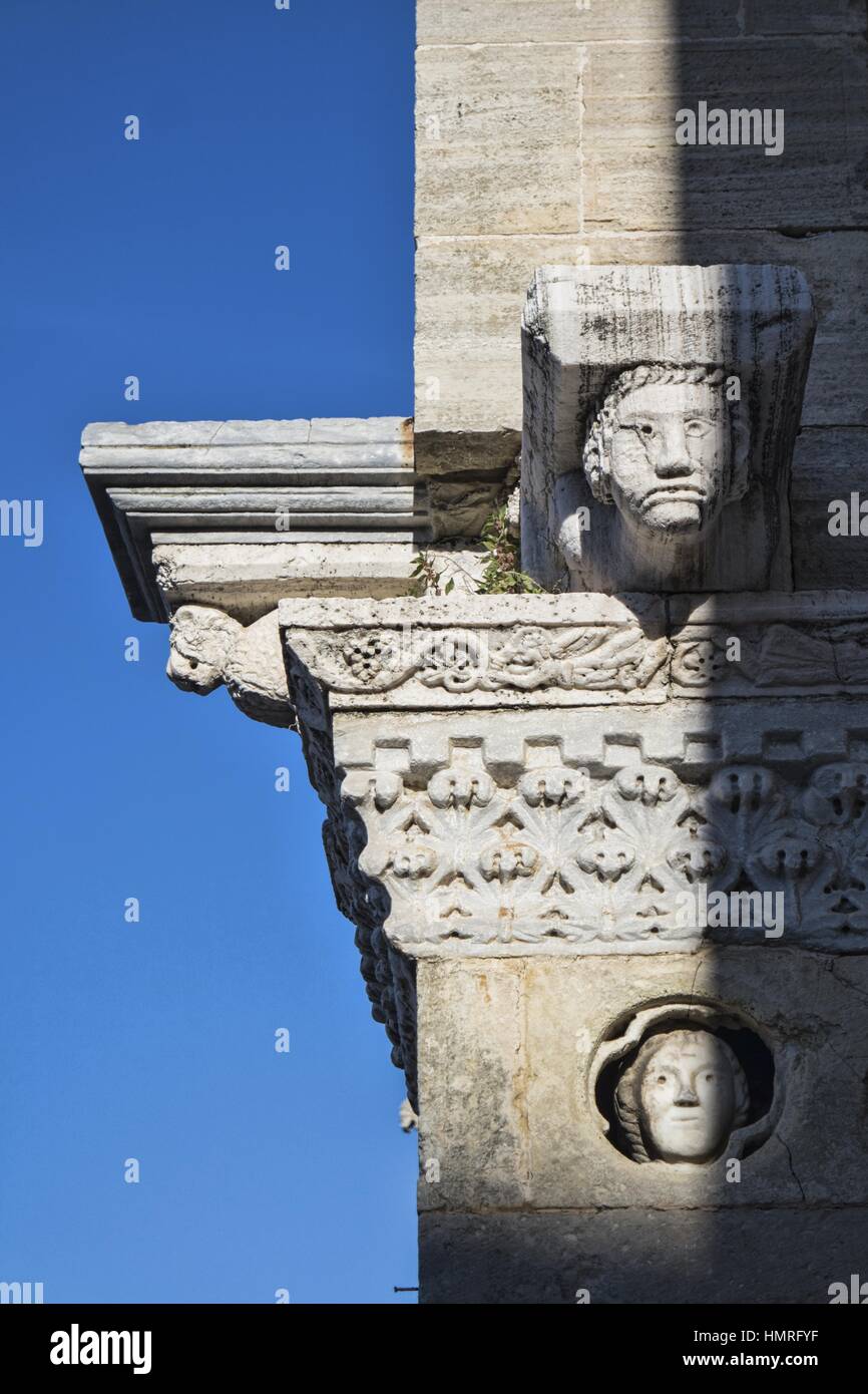 Particolare della facciata del Duomo di Orbetello (o Duomo di Santa Maria Assunta) XIII secolo, in provincia di Grosseto, Toscana, Italia Foto Stock