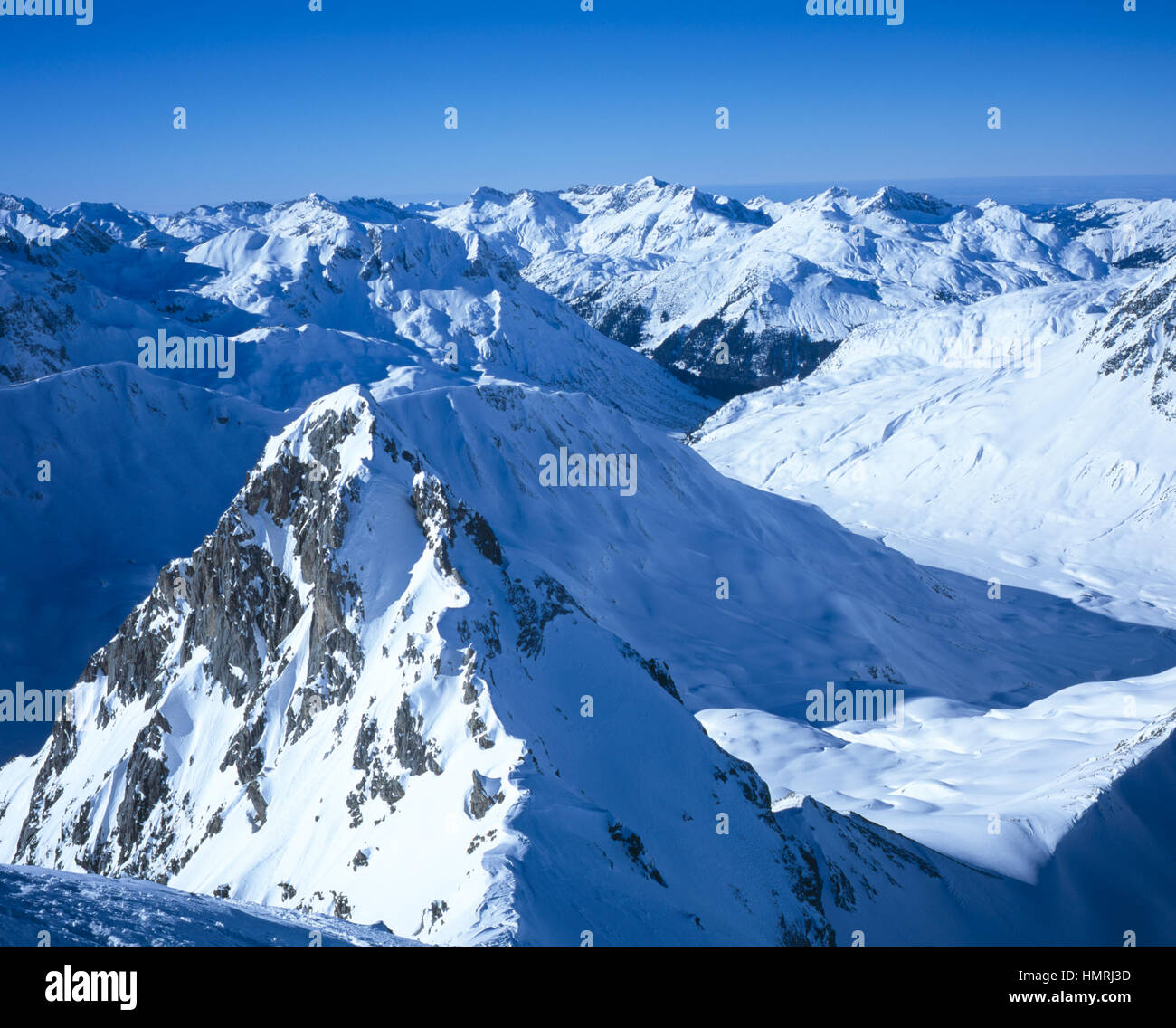 Vette al di sopra di St Anton visto dal vertice di Valluga St Anton am Arlberg Austria Foto Stock